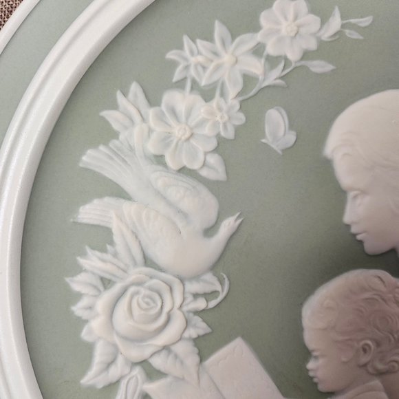 Franklin Porcelain by Adelaide Sundin Mothers Day 1977 Soft Green and Ivory - Picture 7 of 10
